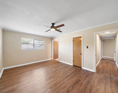 1104 Hillcrest Drive - Photo Thumbnail 11