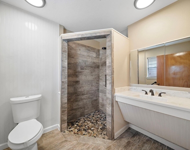 1104 Hillcrest Drive - Photo Thumbnail 12