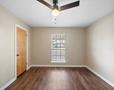 1104 Hillcrest Drive - Photo Thumbnail 8