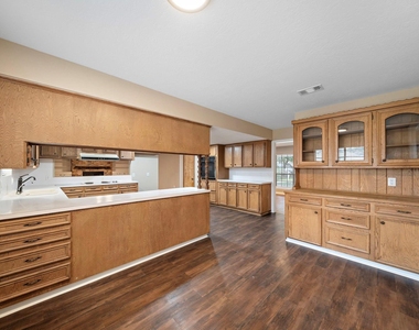 1104 Hillcrest Drive - Photo Thumbnail 6