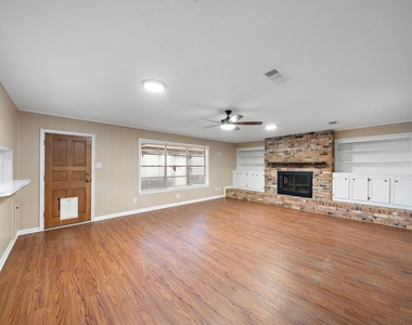 1104 Hillcrest Drive - Photo Thumbnail 4