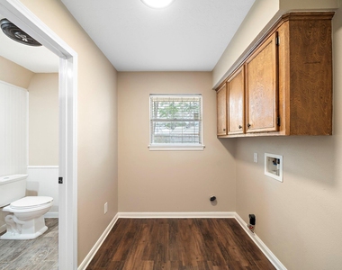 1104 Hillcrest Drive - Photo Thumbnail 14