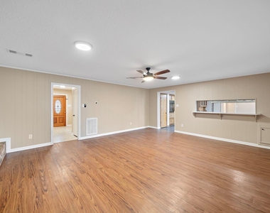 1104 Hillcrest Drive - Photo Thumbnail 3