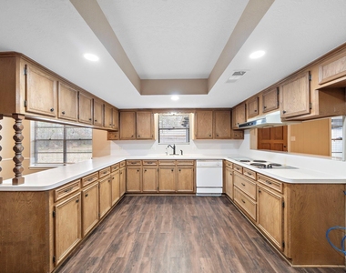1104 Hillcrest Drive - Photo Thumbnail 5