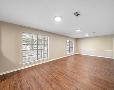 1104 Hillcrest Drive - Photo Thumbnail 2