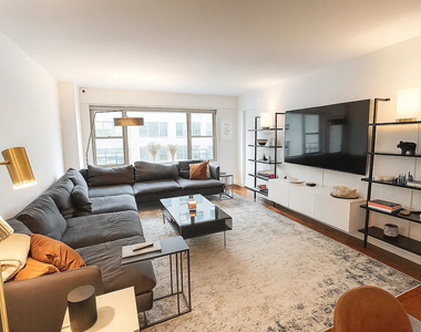 East 61st Street - Photo Thumbnail 3