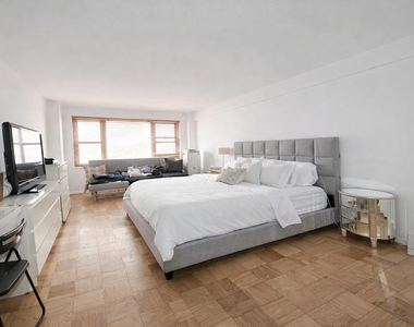 East 61st Street - Photo Thumbnail 8