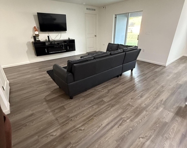 487 Wiltshire Avenue Sw - Photo Thumbnail 3