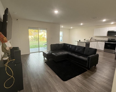 487 Wiltshire Avenue Sw - Photo Thumbnail 2