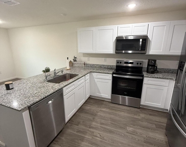 487 Wiltshire Avenue Sw - Photo Thumbnail 7