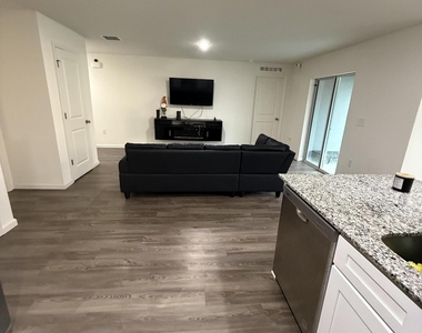 487 Wiltshire Avenue Sw - Photo Thumbnail 8