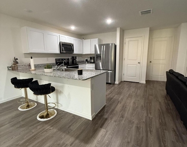 487 Wiltshire Avenue Sw - Photo Thumbnail 4