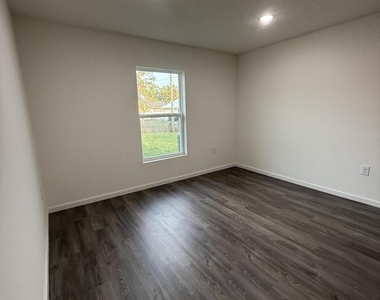 487 Wiltshire Avenue Sw - Photo Thumbnail 9