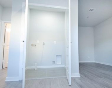 2832 Mansfield Street - Photo Thumbnail 12