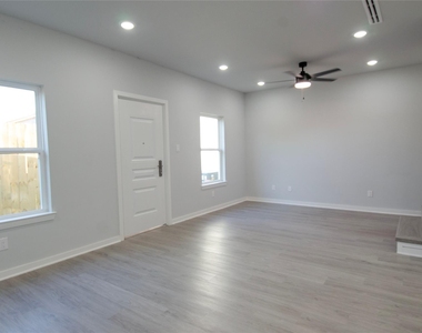 2832 Mansfield Street - Photo Thumbnail 6