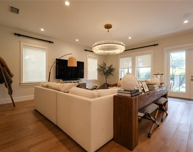 2402 W Parkland Boulevard - Photo Thumbnail 8