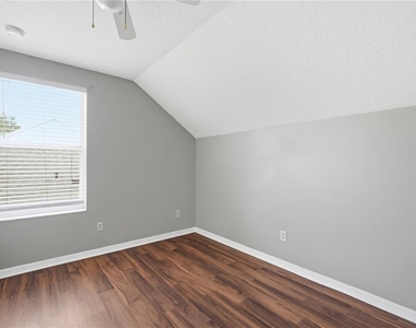 10310 Lakeside Vista Drive - Photo Thumbnail 12