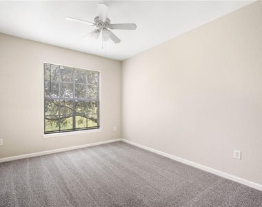 9301 Crescent Loop Circle - Photo Thumbnail 16