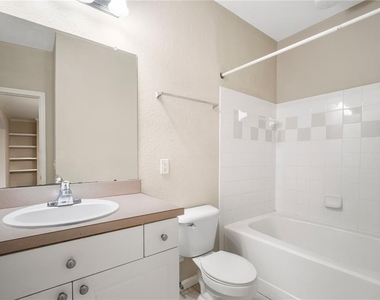 9301 Crescent Loop Circle - Photo Thumbnail 15