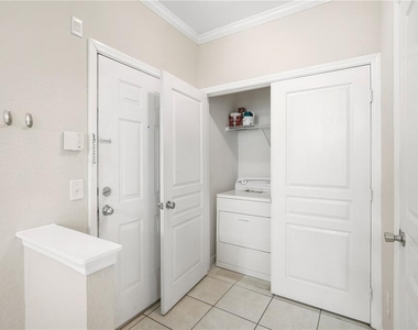 9301 Crescent Loop Circle - Photo Thumbnail 3