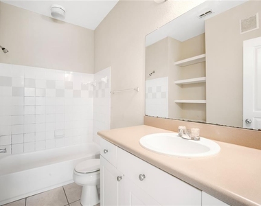 9301 Crescent Loop Circle - Photo Thumbnail 20