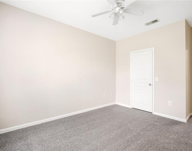 9301 Crescent Loop Circle - Photo Thumbnail 17