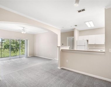 9301 Crescent Loop Circle - Photo Thumbnail 4