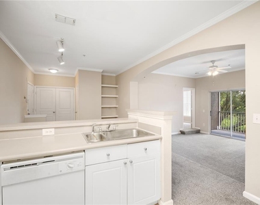 9301 Crescent Loop Circle - Photo Thumbnail 14