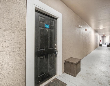 9301 Crescent Loop Circle - Photo Thumbnail 2