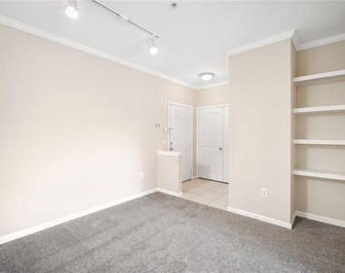 9301 Crescent Loop Circle - Photo Thumbnail 5