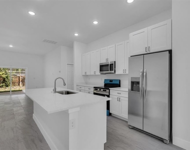 1221 Sw 5th Street - Photo Thumbnail 3