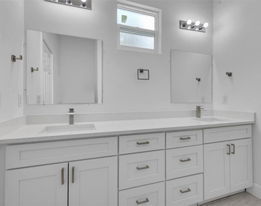 1221 Sw 5th Street - Photo Thumbnail 5