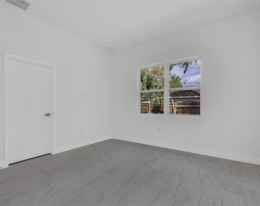 1221 Sw 5th Street - Photo Thumbnail 4