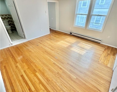 961 Main Street - Photo Thumbnail 7