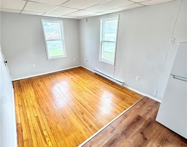 961 Main Street - Photo Thumbnail 3