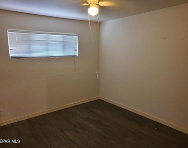701 W Yandell Drive - Photo Thumbnail 8