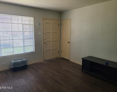 701 W Yandell Drive - Photo Thumbnail 2