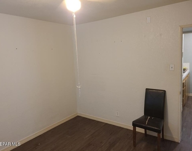 701 W Yandell Drive - Photo Thumbnail 10