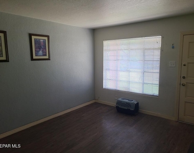701 W Yandell Drive - Photo Thumbnail 3