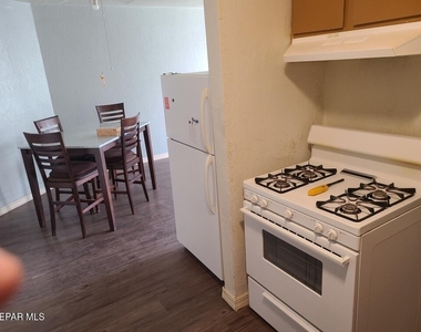 701 W Yandell Drive - Photo Thumbnail 6