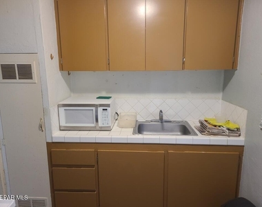 701 W Yandell Drive - Photo Thumbnail 7