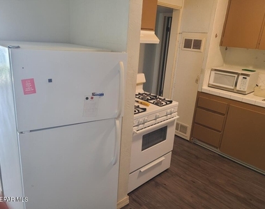 701 W Yandell Drive - Photo Thumbnail 5