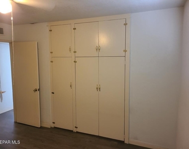 701 W Yandell Drive - Photo Thumbnail 9
