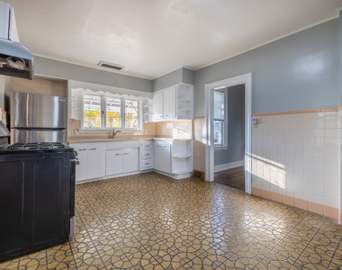 216 Howard Avenue - Photo Thumbnail 9