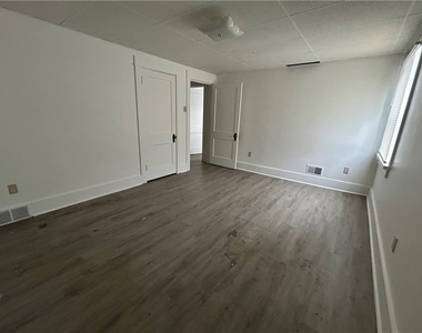 19 Singer Ave - Photo Thumbnail 8