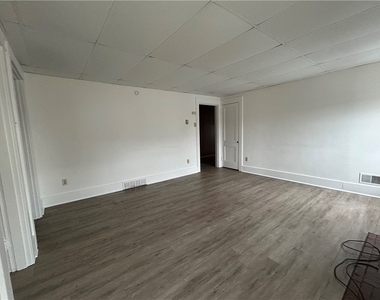 19 Singer Ave - Photo Thumbnail 2