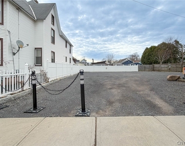 1017 White Place - Photo Thumbnail 2