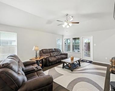 221 Gardenia Drive - Photo Thumbnail 11