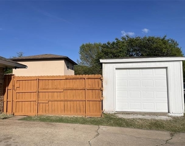 804 Lake Highlands Drive - Photo Thumbnail 2