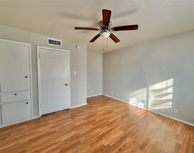1005 W Hickory Street - Photo Thumbnail 4